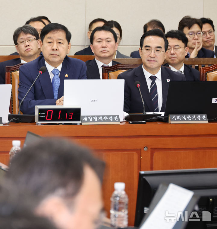 [서울=뉴시스] 최진석 기자 = 구윤철(왼쪽) 재정경제부 장관과 박홍근 기획예산처 장관이 29일 여의도 국회에서 열린 재정경제기획위원회 제3차 전체회의에서 의원들의 질의를 듣고 있다. 2026.07.29. myjs@newsis.com