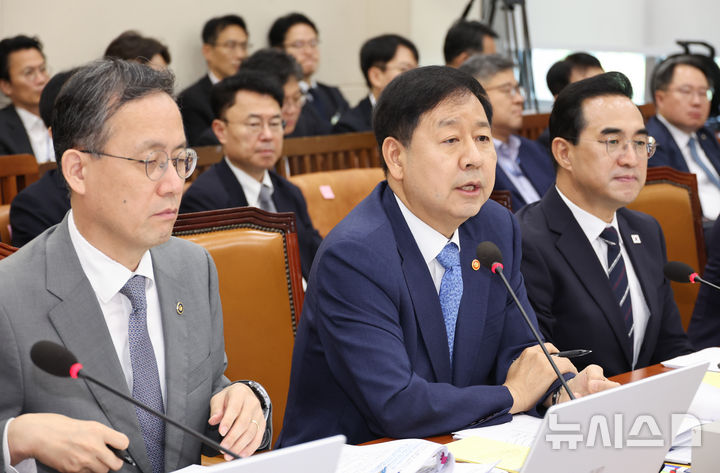 [서울=뉴시스] 최진석 기자 = 구윤철 재정경제부 장관이 29일 여의도 국회에서 열린 재정경제기획위원회 제3차 전체회의에서 의원들의 질의에 답하고 있다. 2026.07.29. myjs@newsis.com