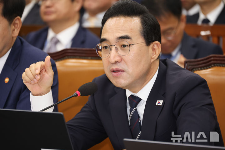 [서울=뉴시스] 최진석 기자 = 박홍근 기획예산처 장관이 29일 여의도 국회에서 열린 재정경제기획위원회 제3차 전체회의에서 의원들의 질의에 답하고 있다. 2026.07.29. myjs@newsis.com
