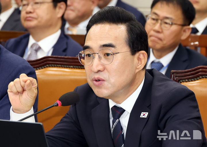 [서울=뉴시스] 최진석 기자 = 사진은 지난달 29일 여의도 국회에서 열린 재정경제기획위원회 제3차 전체회의에서 박홍근 기획예산처 장관이 의원들의 질의에 답하고 있는 모습. 2026.07.29. myjs@newsis.com