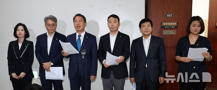 [서울=뉴시스] 고범준 기자 = 김승원 법사위 법안심사1소위원회 위원장, 민주당, 조국혁신당, 진보당 법사위원들이 지난 29일 서울 여의도 국회 법사위 회의장 앞에서 형사소송법 관련 국민의힘 기자회견에 대한 입장 발표를 하고 있다. 2026.07.29. bjko@newsis.com
