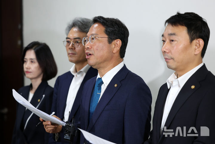 [서울=뉴시스] 고범준 기자 = 김승원 법사위 법안심사1소위원회 위원장, 민주당, 조국혁신당, 진보당 법사위원들이 지난 29일 서울 여의도 국회 법사위 회의장 앞에서 형사소송법 관련 국민의힘 기자회견에 대한 입장 발표를 하고 있다. 2026.07.29. bjko@newsis.com