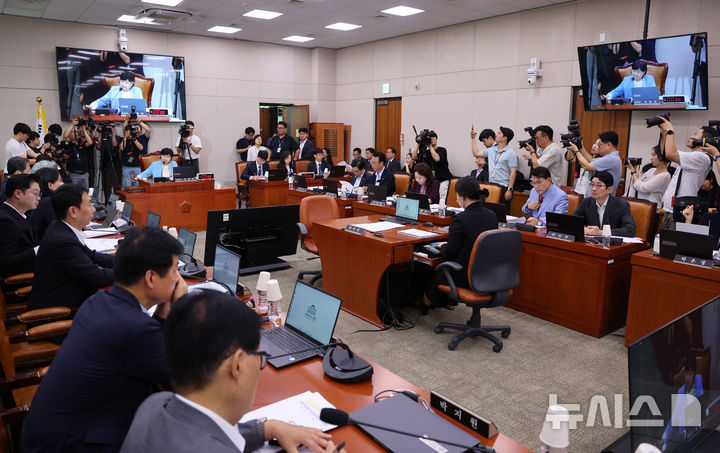 [서울=뉴시스] 고범준 기자 = 서영교 법사위원장이 29일 서울 여의도 국회에서 열린 법제사법위원회 제5차 전체회의에서 의사봉을 두드리고 있다. 2026.07.29. bjko@newsis.com