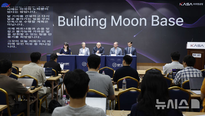 [서울=뉴시스] 김혜진 기자 = 카를로스 가르시안 갈란 나사 Moon Base Program 총책임자가 29일 서울 강남구 한국과학기술단체총연합회에서 우주항공청 NASA Moon Base Program 브리핑을 하고 있다. 2026.07.29. jini@newsis.com