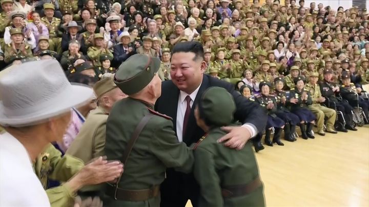 [서울=뉴시스] 김정은 북한 국무위원장이 6.25전쟁 정전협정 체결 73주년 경축행사에 참가한 참전 노병과 전시공로자들을 만나 기념사진을 찍었다고 조선중앙TV가 7월 29일 보도했다. (사진=조선중앙TV 캡처) 2026.08.09. photo@newsis.com *재판매 및 DB 금지