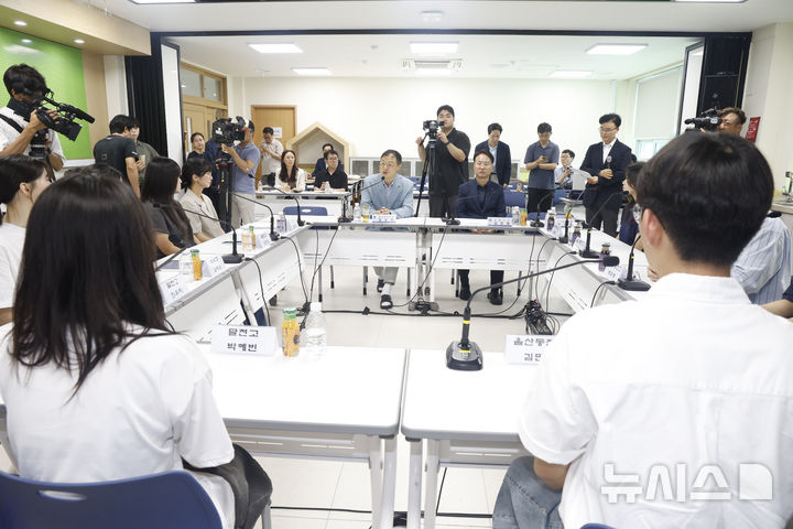 [울산=뉴시스] 배병수 기자 = 김상욱 울산시장이 29일 북구 동천고등학교 과학실에서 북구 관내 고등학생들과 시내버스 관련 정책제안서를 함께 보면서 불편사항과 개선방안에 관하여 토론하고 있다. 2026.07.29. bbs@newsis.com.