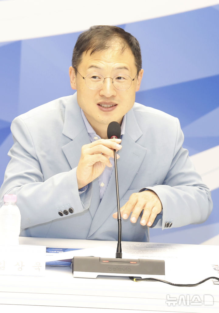 [울산=뉴시스] 배병수 기자 = 김상욱 울산시장이 29일 시청 2층 대회의실에서 열린 울산 세계명문대학 조정페스티벌 추진계획 보고회에 앞서 모두발언을 하고 있다. 2026.07.29. bbs@newsis.com.