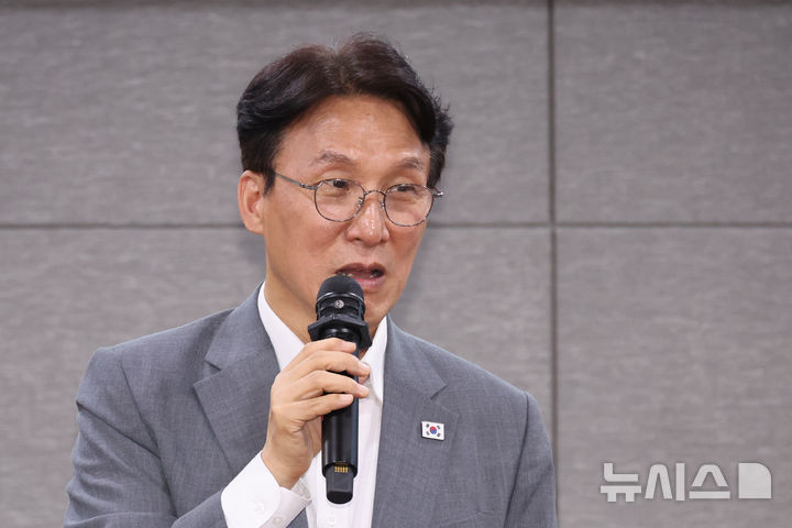 [서울=뉴시스] 최진석 기자 = 김민석 더불어민주당 당대표 후보가 29일 여의도 국회 의원회관에서 열린 발달장애 국가책임제 실효성 보장 장애인부모 간담회에서 발언하고 있다. 2026.07.29. myjs@newsis.com