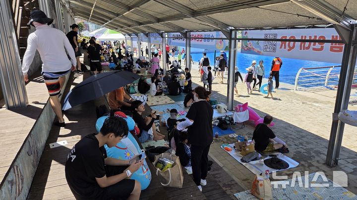 [장흥=뉴시스] 장흥군이 제19회 정남진 장흥물축제 기간에 맞춰 개장한 '탐진강 물놀이장(수영장)'을 8월11일까지 연장 운영한다. (사진=장흥군 제공) photo@newsis.com
