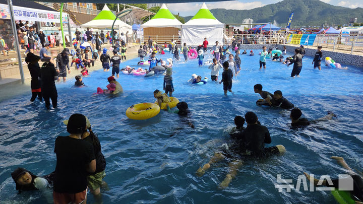 [장흥=뉴시스] 장흥군이 제19회 정남진 장흥물축제 기간에 맞춰 개장한 '탐진강 물놀이장(수영장)'을 8월11일까지 연장 운영한다. (사진=장흥군 제공) photo@newsis.com *재판매 및 DB 금지