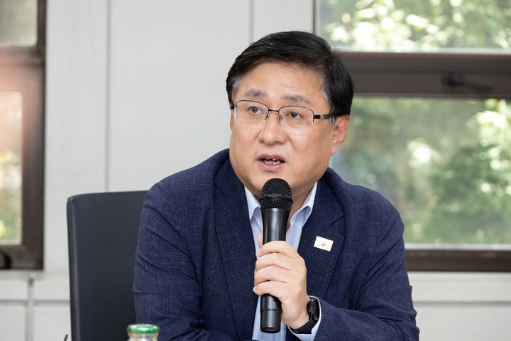 [서울=뉴시스] 김성환 기후에너지환경부 장관이 29일 서울 여의도 전력기반센터에서 정부·기업·학계 참석자들과 함께 직류(DC)산업 활성화를 위한 간담회를 하고 있다. (사진=기후부 제공) 2026.07.29. photo@newsis.com *재판매 및 DB 금지