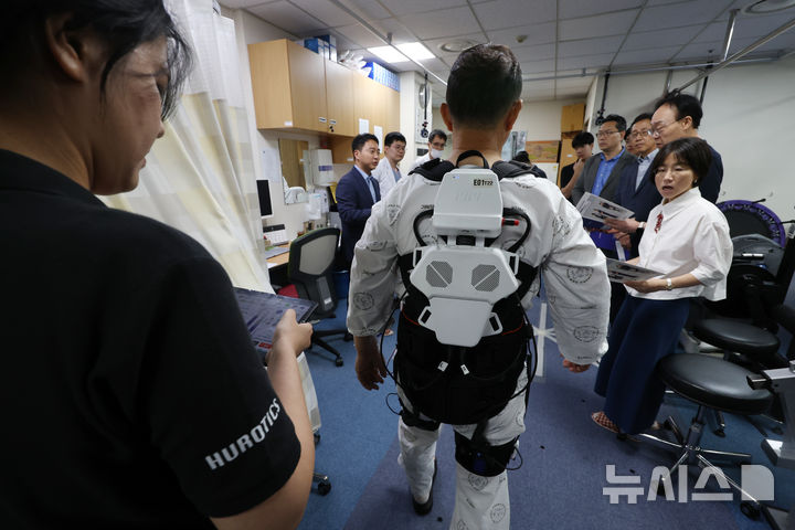 [서울=뉴시스] 고승민 기자 = G3 서울 기획위원회 미래경제분과 유혁 위원장과 위원 및 관계자들이 지난달 29일 서울 고려대학교 안암병원 스포츠의학센터에서 사용중인 보행 재활로봇(휴로틱스)를 살펴보고 있다. 휴로틱스 재활로봇은 서울형 R&D와 테스트베드 서울 지원을 통해 기술개발부터 의료현장 실증까지 이어진 대표 사례다. G3 서울 기획위원회는 민선 9기 서울의 미래 성장전략과 정책과제를 발굴하기 위해 구성된 민관 협력 기구로, 정책 아이디어를 실제 사업과 제도로 연결하고 실행 가능한 계획으로 발전시키는 역할을 수행한다. (해당 사진은 기사와 직접 관련이 없습니다.) 2026.07.29. kkssmm99@newsis.com
