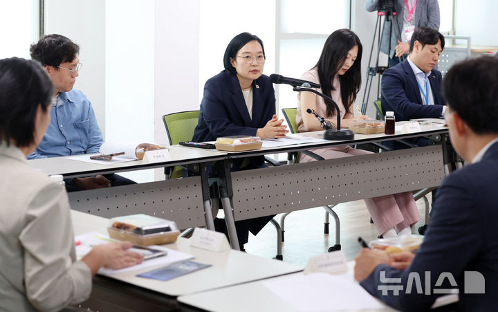 [서울=뉴시스] 조성우 기자 = 한성숙 국무총리가 29일 오후 서울 강북구 안무서운회사에서 열린 고립·은둔 경험 청년 간담회에서 발언하고 있다. 2026.07.29. xconfind@newsis.com