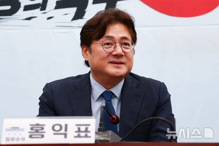 [서울=뉴시스] 김근수 기자 = 홍익표 청와대 정무수석이 29일 오후 서울 여의도 국회에서 김종훈 진보당 신임 당대표에게 이재명 대통령의 축하 난을 전달한 뒤 축하 인사말을 하고 있다. 2026.07.29. ks@newsis.com