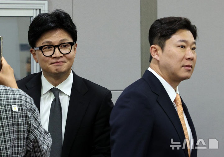 [서울=뉴시스] 고범준 기자 = 한동훈 무소속 의원이 29일 서울 여의도 국회 의원회관에서 열린 '보완수사 금지, 기어이 범죄자의 편에 설 것인가' 긴급 토론회에서 진종오 국민의힘 의원과 인사를 하고 이동하고 있다. 2026.07.29. bjko@newsis.com