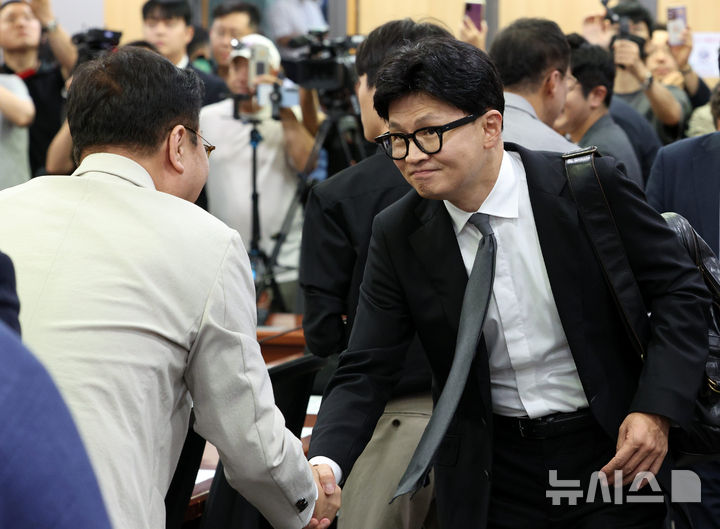 [서울=뉴시스] 고범준 기자 = 한동훈 무소속 의원이 29일 서울 여의도 국회 의원회관에서 열린 '보완수사 금지, 기어이 범죄자의 편에 설 것인가' 긴급 토론회에서 참석자들과 인사를 하고 있다. 2026.07.29. bjko@newsis.com