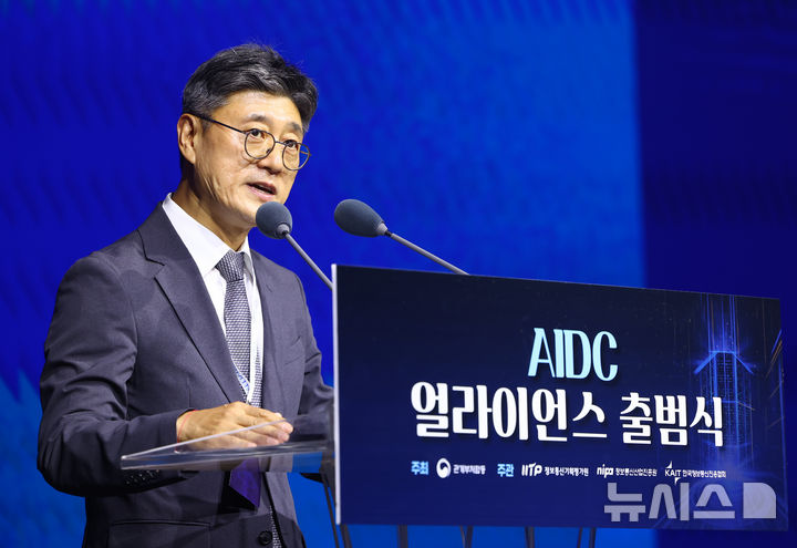 [서울=뉴시스] 황준선 기자 = 정재헌 AIDC 얼라이언스 공동의장 겸 SK텔레콤 대표가 29일 오후 서울 중구 롯데호텔에서 열린 AIDC 얼라이언스 출범식에서 개회사를 하고 있다. 2026.07.29. hwang@newsis.com