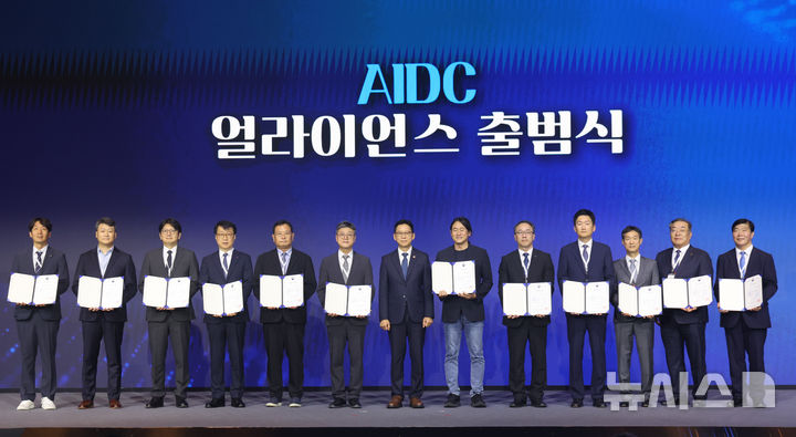 [서울=뉴시스] 황준선 기자 = 배경훈(왼쪽 일곱 번째) 부총리 겸 과학기술정보통신부 장관을 비롯한 분과 위원들이 29일 오후 서울 중구 롯데호텔에서 열린 AIDC 얼라이언스 출범식에서 위촉장을 수여받은 뒤 기념촬영을 하고 있다. 2026.07.29. hwang@newsis.com