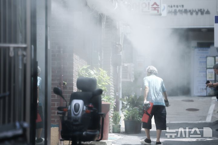 [서울=뉴시스] 김명년 기자 = 연일 폭염이 이어진 29일 서울 용산구 동자동 쪽방촌에서 쿨링포그가 가동되고 있다. 2026.07.29. kmn@newsis.com