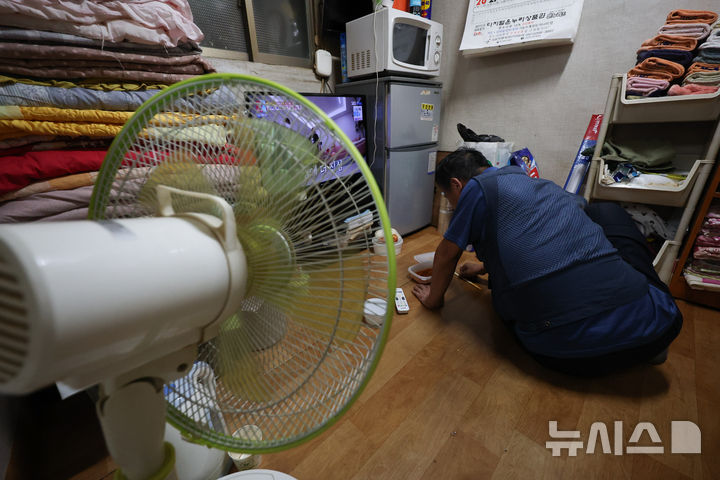 [서울=뉴시스] 김명년 기자 = 연일 폭염이 이어진 지난 29일 서울 용산구 동자동 쪽방촌에서 한 주민이 선풍기로 더위를 식히고 있다. 2026.07.29. kmn@newsis.com
