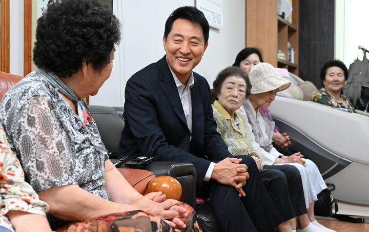 [서울=뉴시스] 오세훈 서울시장이 지난달 29일 서울 종로구 운니경로당을 찾아 어르신들과 대화하고 있다. (사진=서울시 제공) 2026.07.29. photo@newsis.com *재판매 및 DB 금지