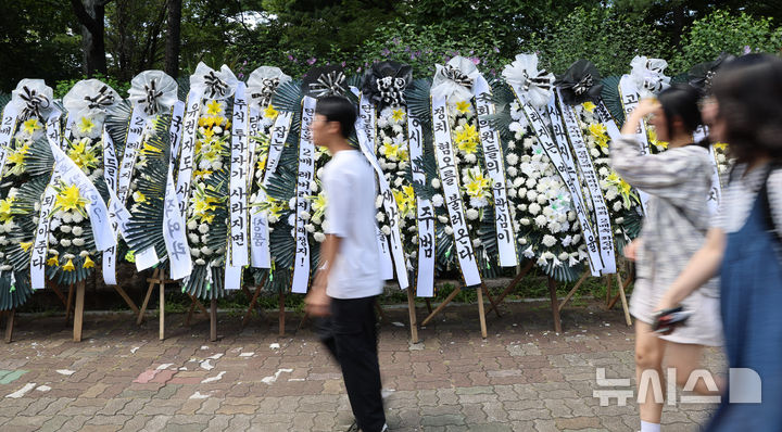 [서울=뉴시스] 고범준 기자 = 29일 서울 여의도 국회의사당 인근에 단일종목 레버리지 ETF 상장 폐지 촉구 근조화환이 놓여져 있다. 2026.07.29. bjko@newsis.com
