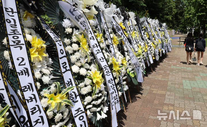 [서울=뉴시스] 고범준 기자 = 29일 서울 여의도 국회의사당 인근에 단일종목 레버리지 ETF 상장 폐지 촉구 근조화환이 놓여져 있다. 2026.07.29. bjko@newsis.com