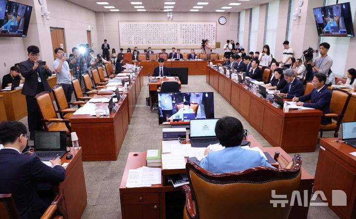 [서울=뉴시스] 고범준 기자 = 서영교 법사위원장이 29일 서울 여의도 국회에서 열린 법제사법위원회 제5차 전체회의를 주재하고 있다. 2026.07.29. bjko@newsis.com