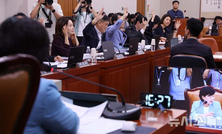 [서울=뉴시스] 고범준 기자 = 국민의힘 의원들이 29일 서울 여의도 국회에서 열린 법제사법위원회 제5차 전체회의에서 형사소송법 개정안에 대해 손들어 토론신청을 하고 있다. 2026.07.29. bjko@newsis.com