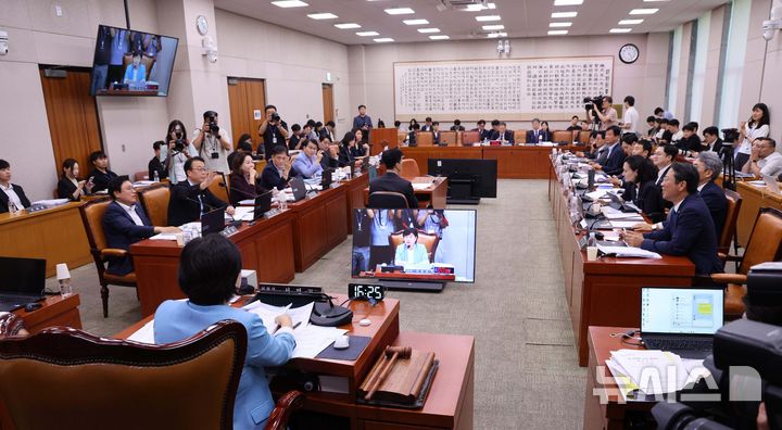 [서울=뉴시스] 고범준 기자 = 국민의힘 의원들이 29일 서울 여의도 국회에서 열린 법제사법위원회 제5차 전체회의에서 형사소송법 개정안에 대해 손들어 토론신청을 하고 있다. 2026.07.29. bjko@newsis.com