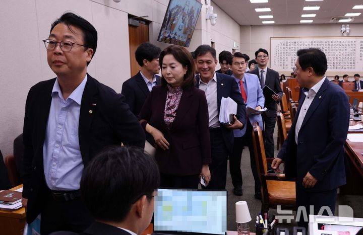 [서울=뉴시스] 고범준 기자 = 국민의힘 의원들이 29일 서울 여의도 국회에서 열린 법제사법위원회 제5차 전체회의에서 형사소송법 개정안 처리에 항의를 하며 퇴장하고 했다. 2026.07.29. bjko@newsis.com