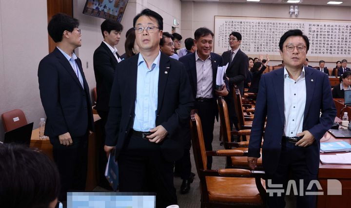 [서울=뉴시스] 고범준 기자 = 국민의힘 의원들이 29일 서울 여의도 국회에서 열린 법제사법위원회 제5차 전체회의에서 형사소송법 개정안 처리에 항의를 하며 퇴장하고 했다. 2026.07.29. bjko@newsis.com