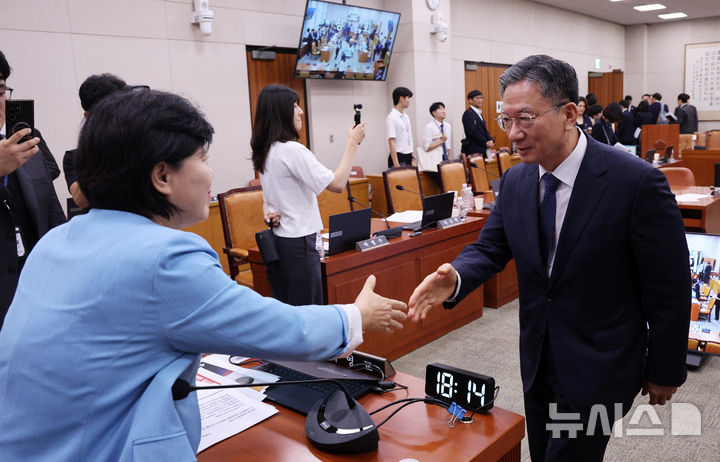 [서울=뉴시스] 고범준 기자 = 서영교 국회 법사위원장이 29일 서울 여의도 국회에서 열린 법제사법위원회 제5차 전체회의에서 형사소송법 개정안을 통과시킨 뒤 정성호 법무부 장관과 악수를 하고 있다. 이날 국민의힘 의원들은 항의 퇴장을 했다. 2026.07.29. bjko@newsis.com