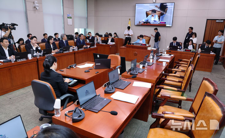 [서울=뉴시스] 고범준 기자 = 29일 서울 여의도 국회에서 열린 법제사법위원회 제5차 전체회의에서 형사소송법 개정안 처리에 항의하며 퇴장한 국민의힘 의원들 자리가 보이고 있다. 2026.07.29. bjko@newsis.com