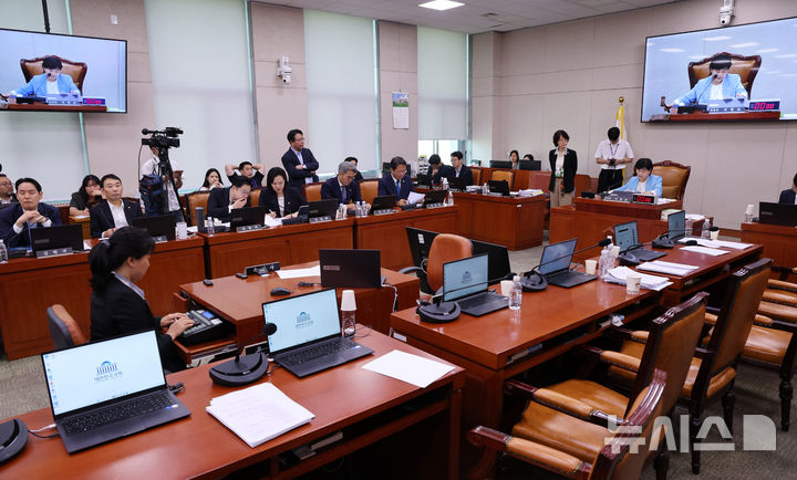 [서울=뉴시스] 고범준 기자 = 29일 서울 여의도 국회에서 열린 법제사법위원회 제5차 전체회의에서 형사소송법 개정안 처리에 항의하며 퇴장한 국민의힘 의원들 자리가 보이고 있다. 2026.07.29. bjko@newsis.com