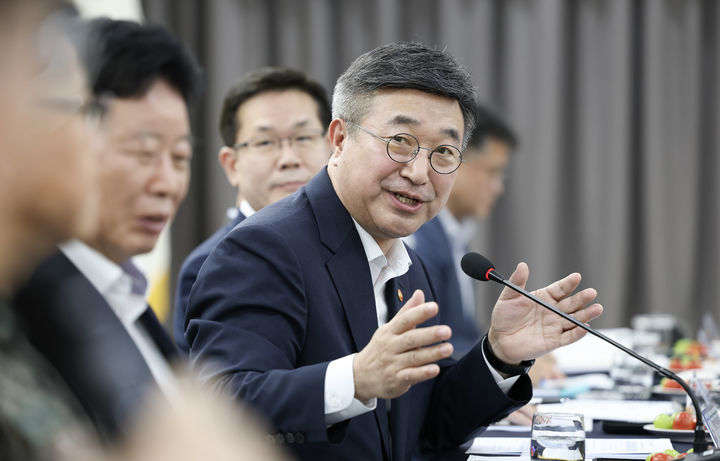 [서울=뉴시스] 윤호중 행정안전부 장관이 지난달 29일 경기 가평군 조종면 행정복지센터에서 햇빛소득마을 후보지 주민들과 간담회를 하고 있다. (사진=행정안전부 제공) 2026.07.29. photo@newsis.com *재판매 및 DB 금지