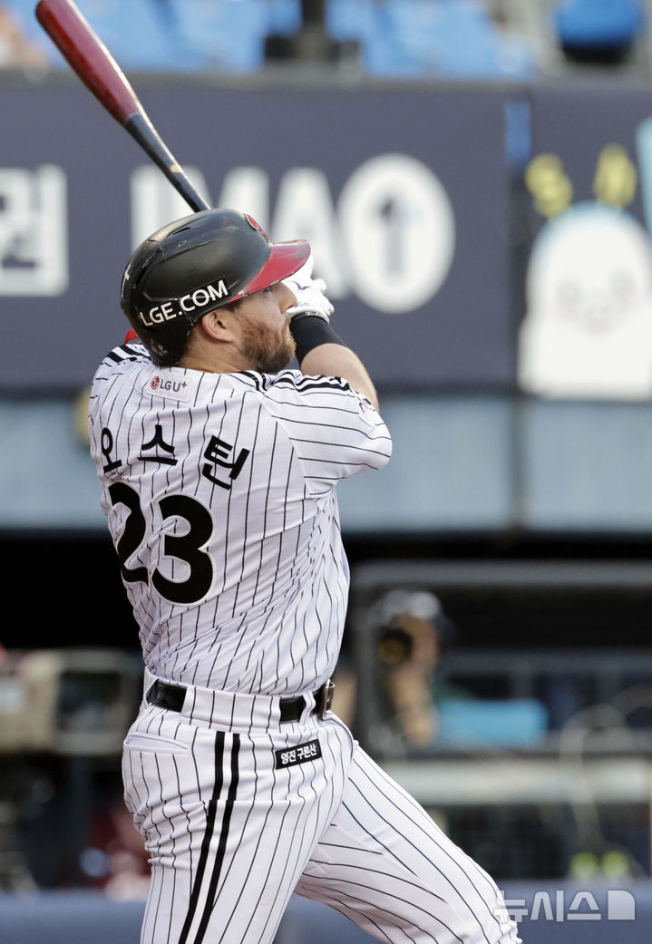 [서울=뉴시스] 최동준 기자 = 29일 서울 잠실야구장에서 열린 2026 KBO리그 LG 트윈스와 키움 히어로즈의 경기, 1회말 무사 1, 3루 상황 LG 오스틴이 3점 홈런을 치고 있다. 2026.07.29. photocdj@newsis.com
