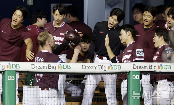 [서울=뉴시스] 최동준 기자 = 29일 서울 잠실야구장에서 열린 2026 KBO리그 LG 트윈스와 키움 히어로즈의 경기, 5회초 1사 2, 3루 상황 키움 박찬혁의 적시타 때 득점한 데이비슨이 동료들과 하이파이브하고 있다. 2026.07.29. photocdj@newsis.com