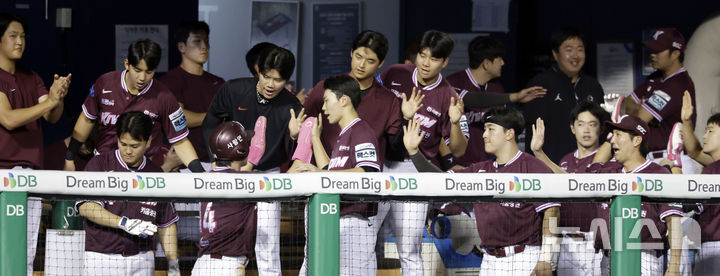 [서울=뉴시스] 최동준 기자 = 29일 서울 잠실야구장에서 열린 2026 KBO리그 LG 트윈스와 키움 히어로즈의 경기, 5회초 1사 만루 상황 키움 데이비슨이 2타점 적시타 때 득점한 서건창이 동료들과 하이파이브하고 있다. 2026.07.29. photocdj@newsis.com