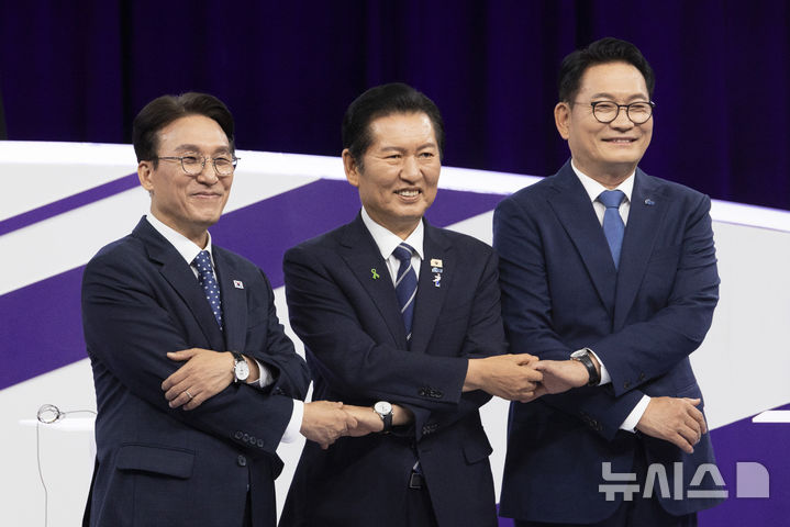 [서울=뉴시스] 국회사진기자단 = 김민석(왼쪽부터), 정청래, 송영길 더불어민주당 당대표 후보가 29일 서울 마포구 MBC에서 열린 당대표 후보자 방송토론회에서 기념촬영을 하고 있다. 2026.07.29. photo@newsis.com