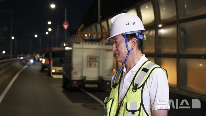 [서울=뉴시스] 김선웅 기자 = 오세훈 서울시장이 29일 오후 서울 강남구 성수대교 남단B램프에서 진행된 안전성 확인 구조물 계측 현장시험에서 관계자의 설명을 듣고 있다. (공동취재) 2026.07.29. photo@newsis.com