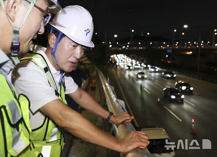 [서울=뉴시스] 김선웅 기자 = 오세훈 서울시장이 29일 오후 서울 강남구 성수대교 남단B램프에서 진행된 현장시험에서 관계자의 설명을 듣고 있다. (공동취재) 2026.07.29. photo@newsis.com