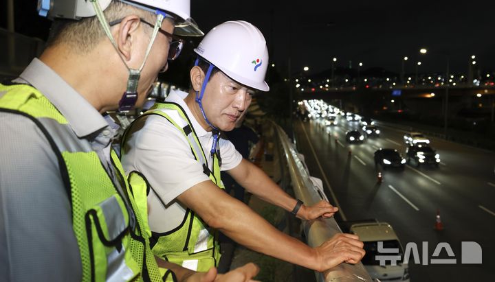 [서울=뉴시스] 김선웅 기자 = 오세훈 서울시장이 29일 오후 서울 강남구 성수대교 남단B램프에서 진행된 현장시험에서 관계자의 설명을 듣고 있다. (공동취재) 2026.07.29. photo@newsis.com