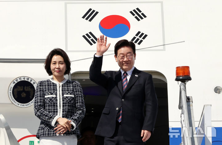 이 대통령, 세 번째 순방국 칠레 도착…"자원 강국 칠레 든든한 협력 파트너"