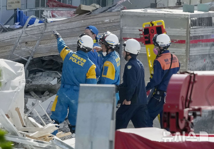 [구마모토=AP/뉴시스]소방관즐이 지난 28일 발생한 규모 7.1 강진으로 폭발 사고가 있었던 일본 구마모토현 쇼핑몰 '이온 몰 구마모토'에서 30일 구조 작업을 하고 있다. 2027.07.30.