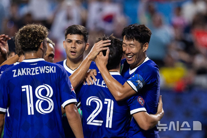 [샬럿=AP/뉴시스] 손흥민(LA FC, 오른쪽)이 29일(현지 시간) 미 노스캐롤라이나주 샬럿의 뱅크 오브 아메리카 스타디움에서 열린 2026 미국 메이저리그사커(MLS) 올스타전 멕시코 리가 MX 올스타와 경기 0-1로 뒤지던 전반 20분 동점 골을 넣은 후 동료와 기뻐하고 있다. 손흥민은 주장으로 선발 출전해 동점 골과 역전 골을 넣는 등 멀티 골 활약을 펼치며 전반 35분 교체됐다. 2026.07.30.