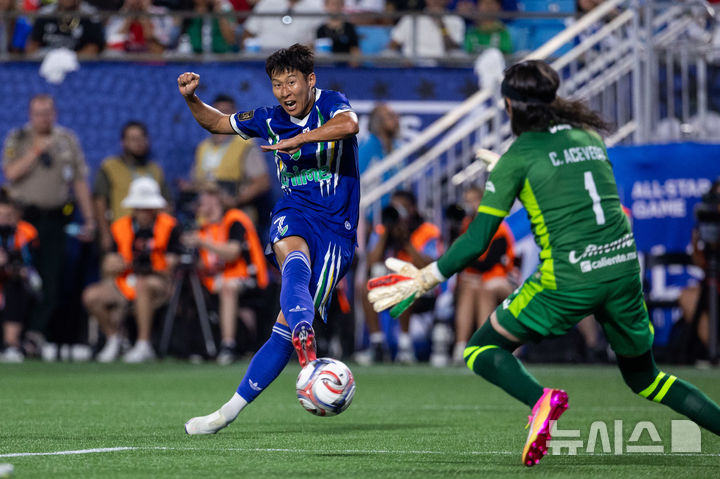 [샬럿=AP/뉴시스] 손흥민(LA FC)이 29일(현지 시간) 미 노스캐롤라이나주 샬럿의 뱅크 오브 아메리카 스타디움에서 열린 2026 미국 메이저리그사커(MLS) 올스타전 멕시코 리가 MX 올스타와 경기 0-1로 뒤지던 전반 20분 동점 골을 넣고 있다. 손흥민은 주장으로 선발 출전해 동점 골과 역전 골을 넣는 등 멀티 골 활약을 펼치며 전반 35분 교체됐다. 2026.07.30.