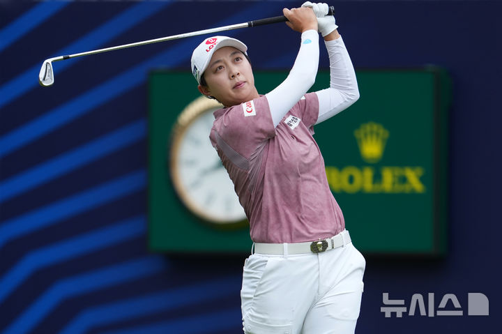 [리덤 세인트 앤스=AP/뉴시스] 김효주가 30일(현지 시간) 영국 잉글랜드 리덤 세인트 앤스의 로열 리덤 앤 세인트앤스 골프클럽에서 열린 미국여자프로골프(LPGA) 투어 AIG 위민스 오픈(브리티시 오픈) 첫날 1번 홀에서 티샷하고 있다. 2026.07.30.