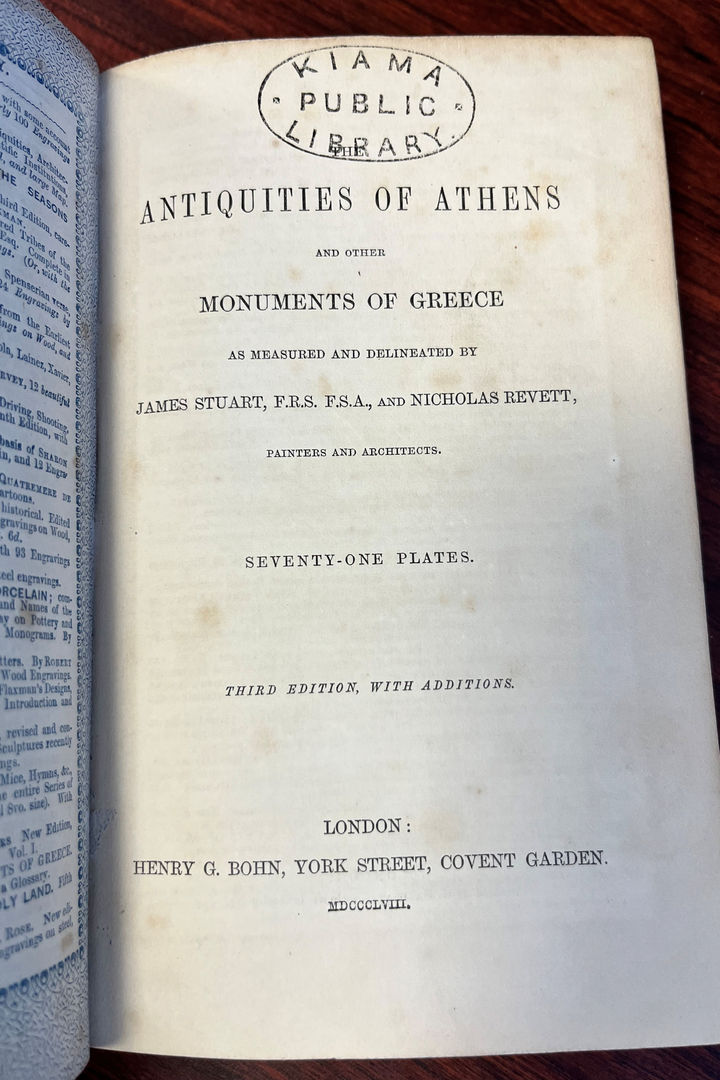 [키아마=AP/뉴시스] 30일(현지시간) 호주의 한 도서관 소유의 책 『아테네의 고대 유물(Antiquities of Athens)』이 빌린 지 약 150년만에 반납됐다.2026.08.02.