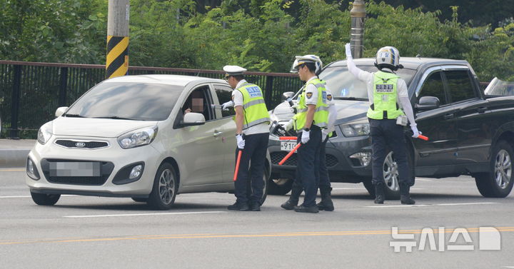 [전주=뉴시스] 김얼 기자 = 전주완산경찰서 교통안전계 경찰관들이 30일 전북 전주시 완산구 서학로에서 숙취 음주운전 단속을 하고 있다. 2026.07.30. pmkeul@newsis.com